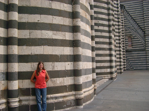Kirsten_in_front_of_the_church_in_Orvierto